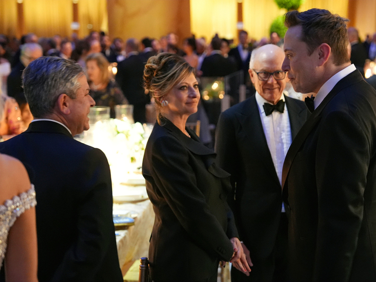 Стол избранного президента США весьма разнообразен