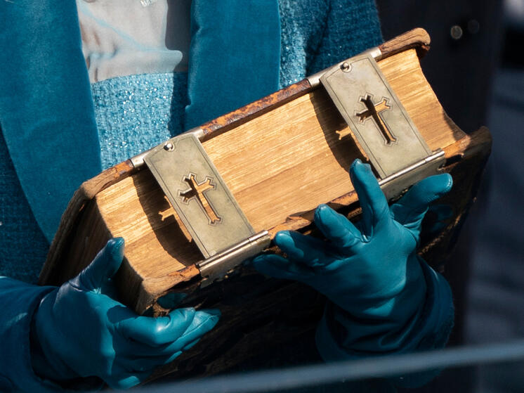 Избранный президент США решил принести присягу на двух Библиях