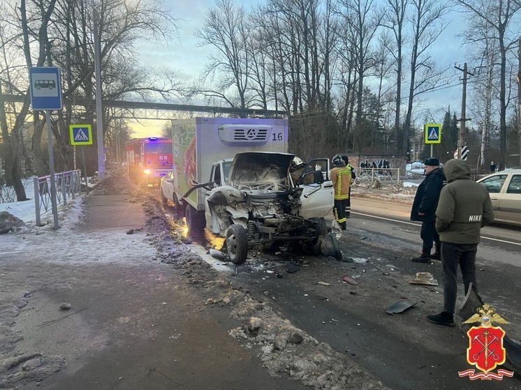 В Ленобласти уазик въехал в маршрутный автобус, стоящий на остановке