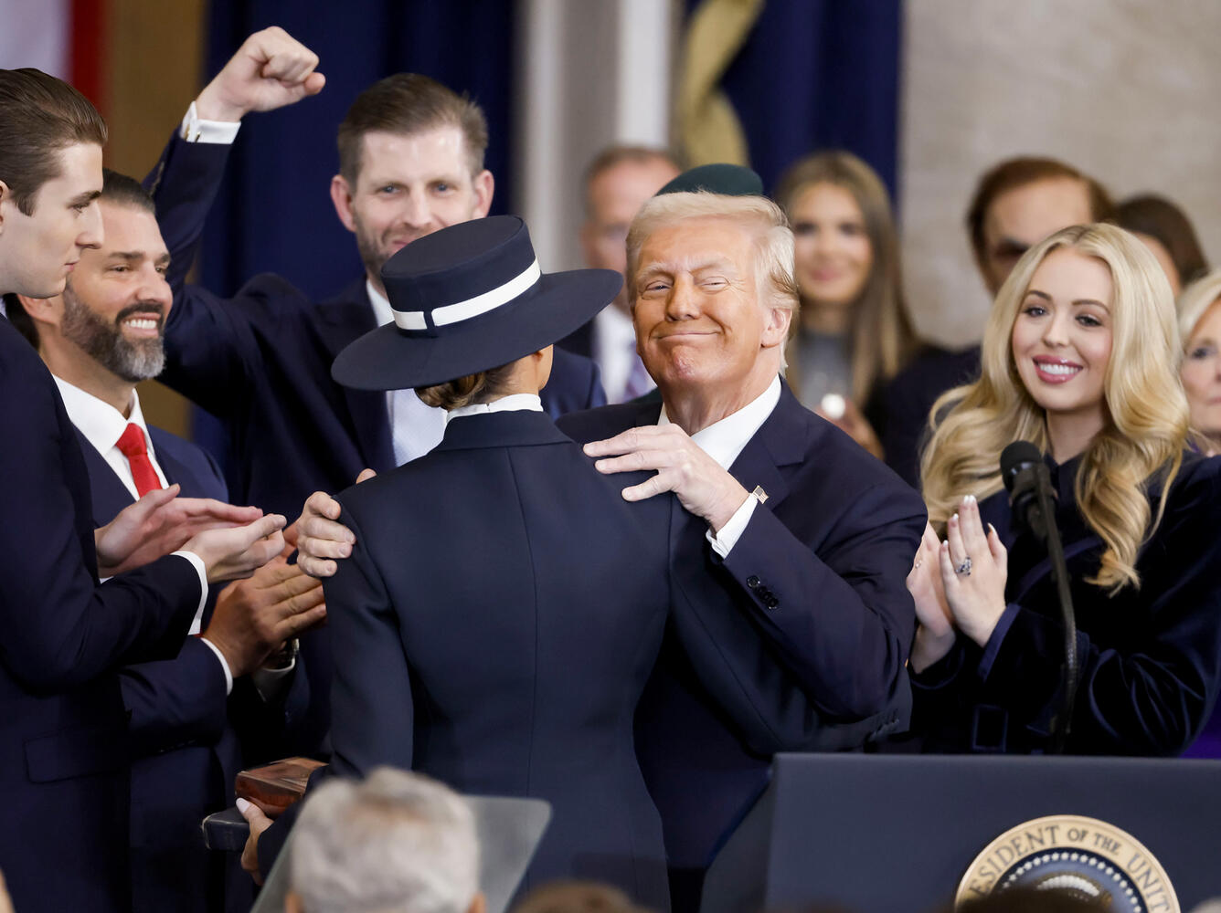 Трампы, Байдены, Клинтоны, Обама, Безос, Маск: наряды и эмоции инаугурации президента США