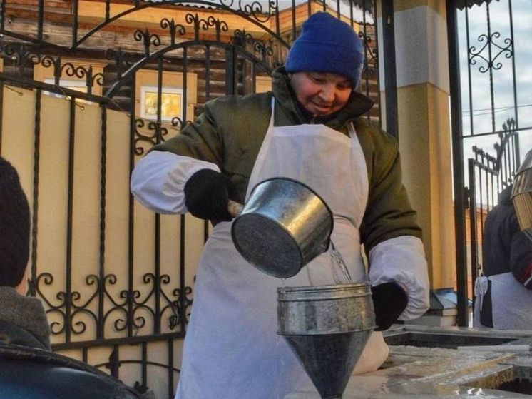 Томичам рекомендовали хранить освящённую воду не больше года