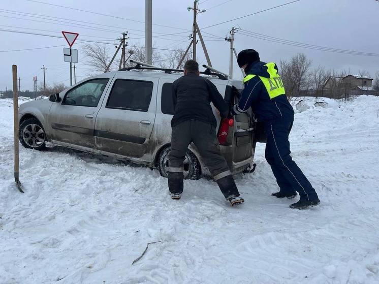 Полицейские Самарской области помогли автолюбителю вернуться на проезжую часть