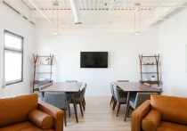 Эксперт Павел Мясоедов объяснил, как при помощи телефонного фонарика обнаружить скрытую камеру.