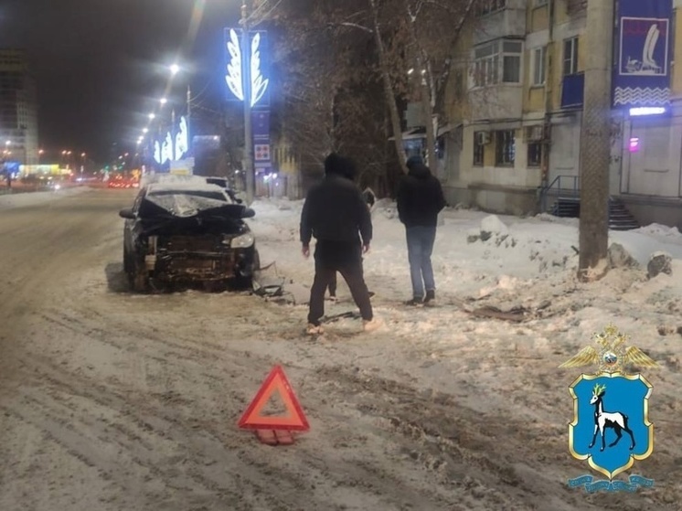 2 человека пострадали после столкновения иномарки со столбом в Самаре 20 января