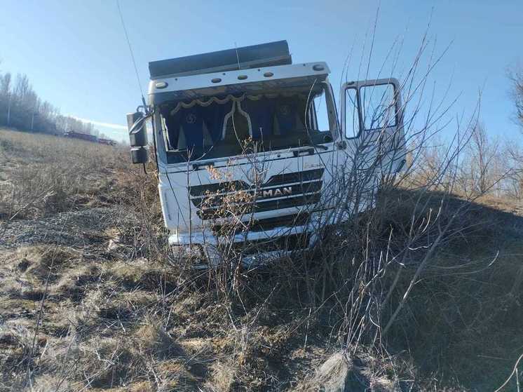 Водители грузовиков попали в больницу после столкновения на трассе в Павловском районе