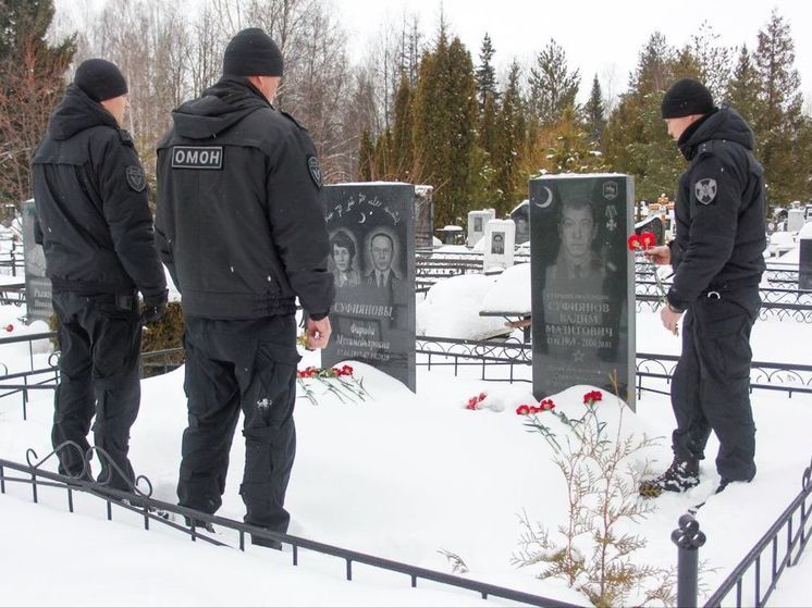 В Йошкар-Оле сотрудники спецподразделения почтили память Вадима Суфиянова, погибшего 25 лет назад