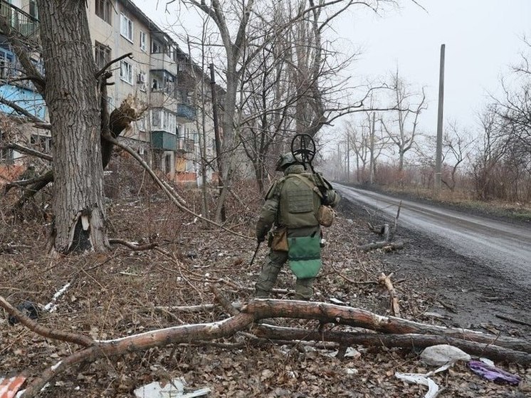 Инженерные войска разминируют Украинск в ДНР