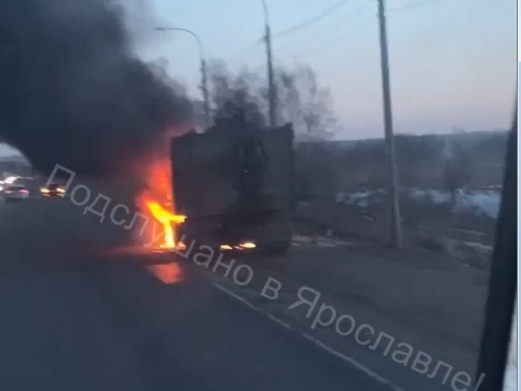 В Ярославле на Южной окружной сгорел грузовик