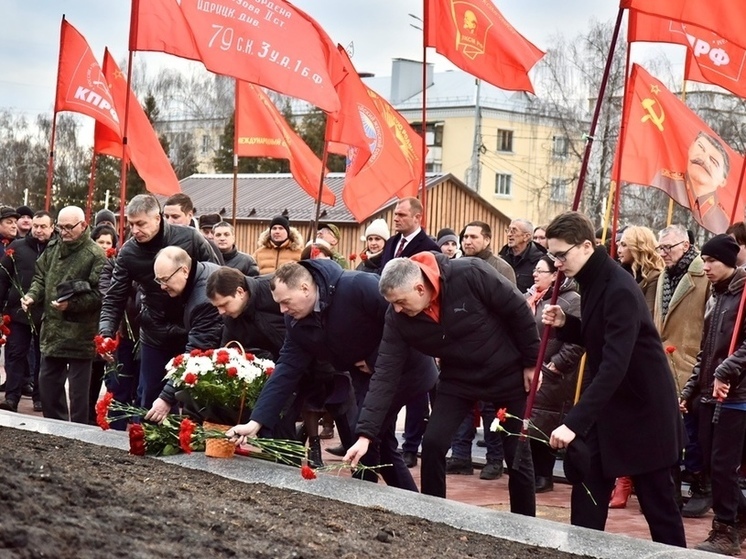 Губернатор Орловской области возложил цветы к памятнику Ленина