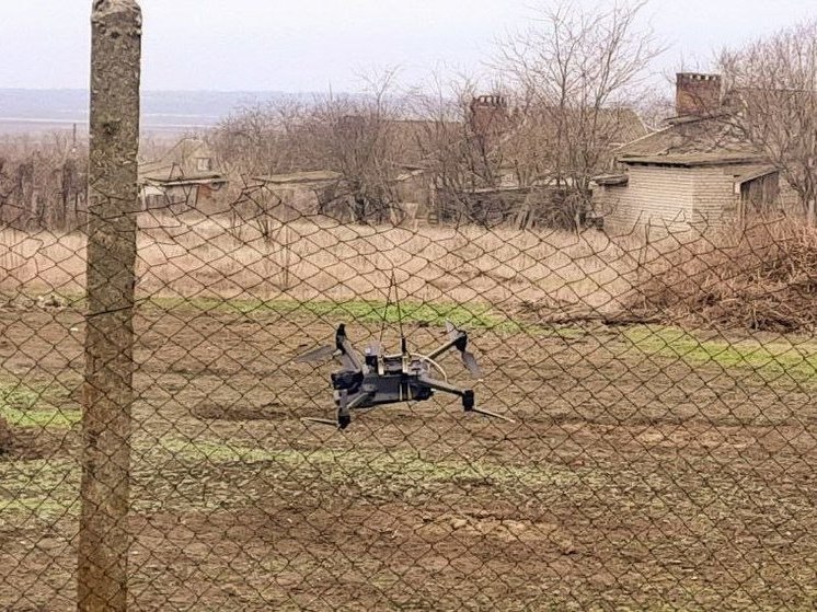 В херсонской Васильевке дрон ВСУ зацепился за забор мирных жителей