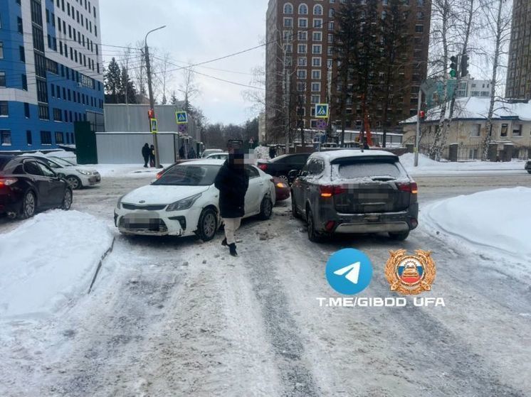 Три иномарки столкнулись в Уфе - пострадала пенсионерка