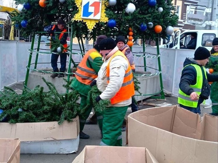 Главную городскую ёлку в Геническе начали разбирать