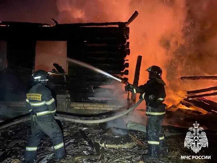 В Тверской области пожарные почти четыре часа тушили деревянный дом