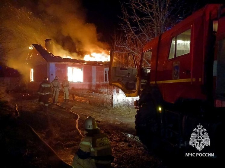 Частный дом полыхает в селе Куриловка под Липецком, есть погибшие
