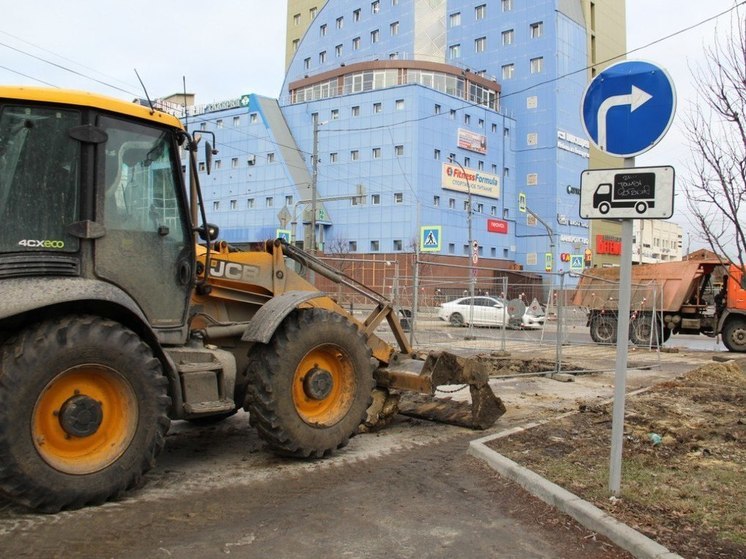 В Тамбове при ремонте коллектора на Карла Маркса установили трубу и заменят колодца