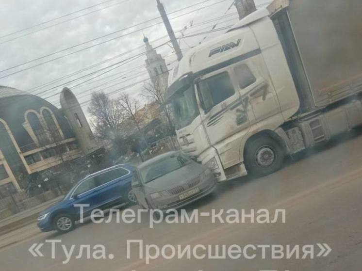 В Туле грузовик протаранил автомобиль Skoda у здания музея оружия