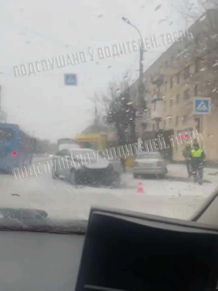 В Твери возле светофора на Скворцова-Степанова произошло серьезное ДТП