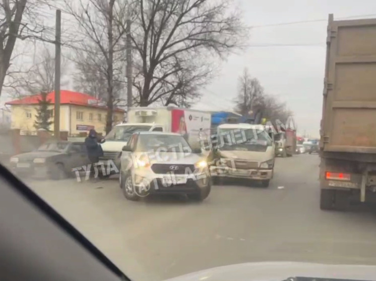 Тройное ДТП с автомобилем-манипулятором произошло на Новомосковском шоссе
