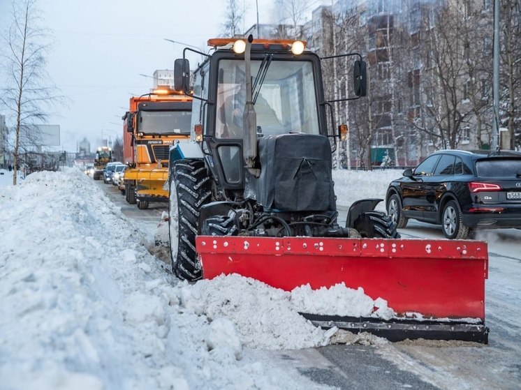 В городах Югры в усиленном режиме убирают снег