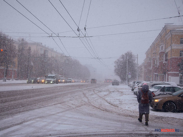 Кемеровские городские службы начали работать в усиленном режиме из-за непогоды