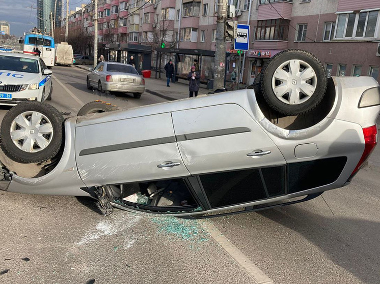 В Воронеже автомобиль завалился на крышу после аварии на Московском проспекте