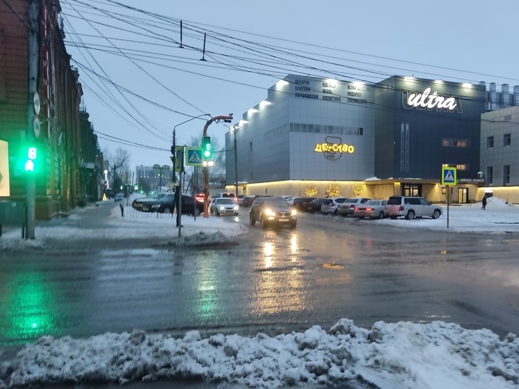 Протекшие крыши и побитые авто. Какие ЧП произошли в Барнауле во время январского шторма