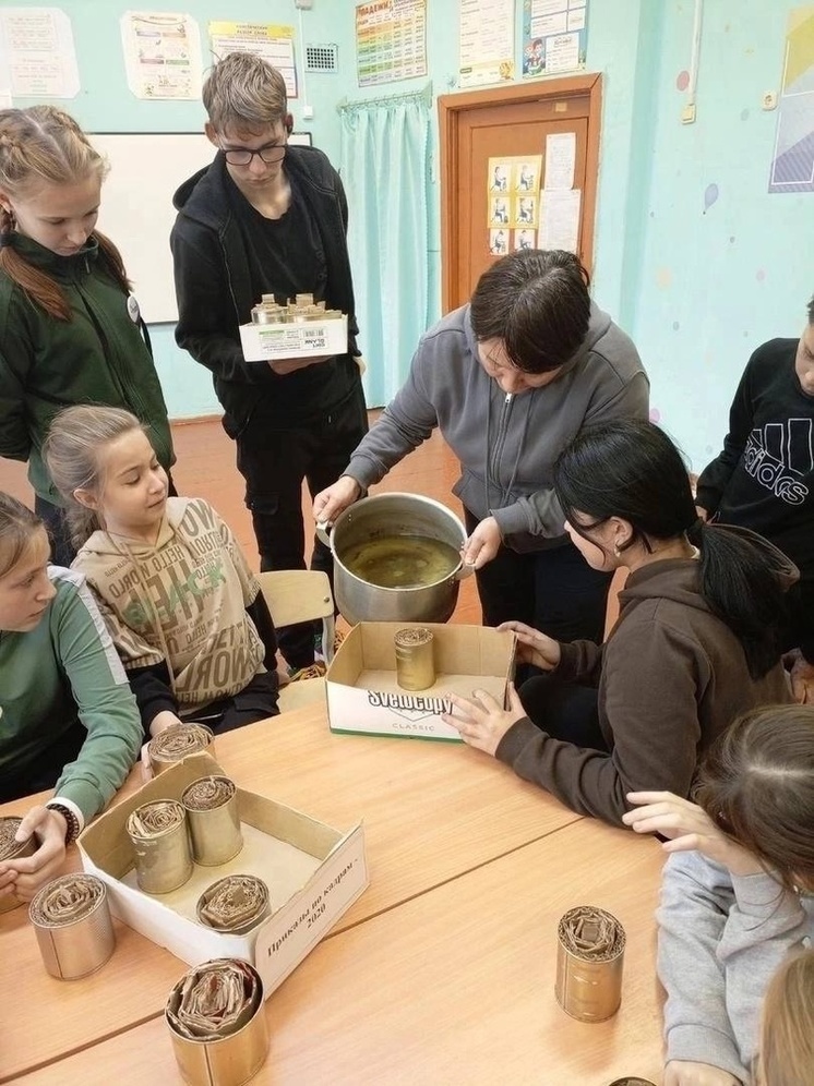 Дети Псковской области изготавливают свечи для бойцов СВО