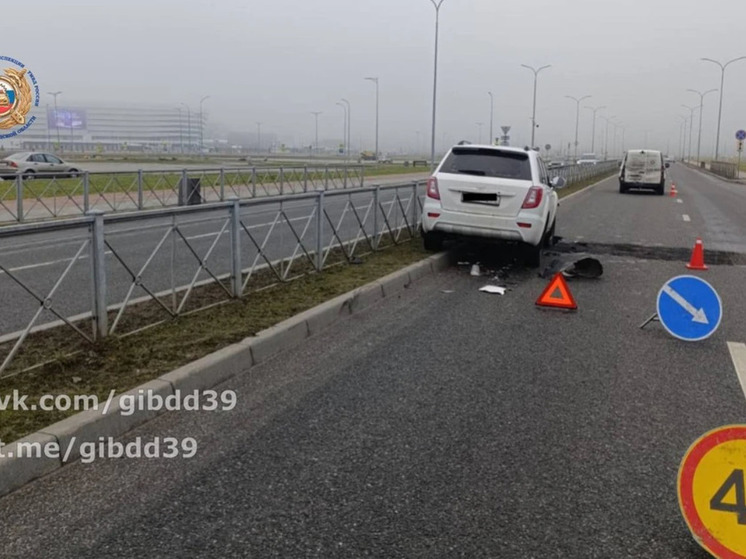 В Калининграде внедорожник влетел в остановившуюся легковушку