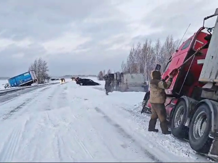 В Новосибирской области сильный ветер унес с трассы несколько фур