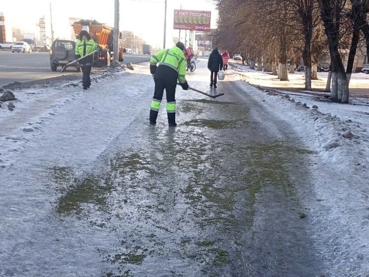 СОтрудники «Пензавтодора» борются с гололедом на улицах Пензы