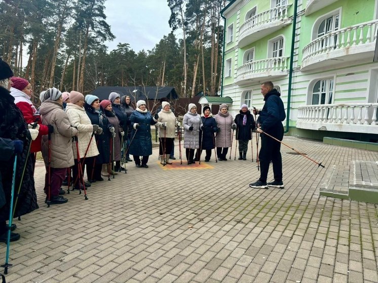 Для тамбовчан из «Серебряного бора» провели мастер-класс по скандинавской ходьбе