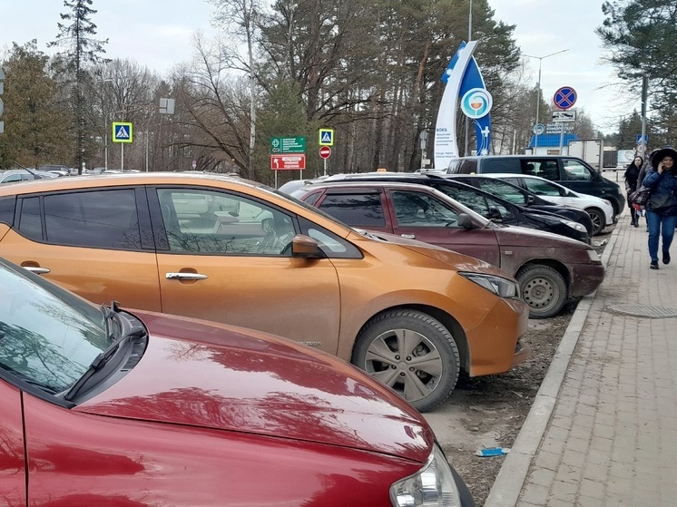 На парковке Калужской областной больницы места для инвалидов заняты обычными авто ⁠