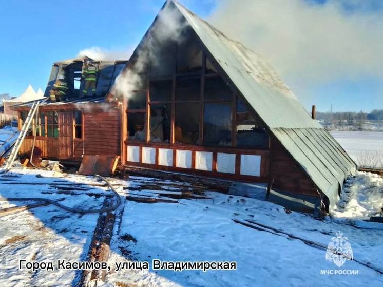 Семь человек тушили хозпостройку в Касимове Рязанской области