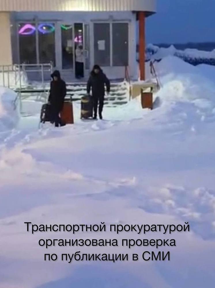 Аэропорт Ноябрьска проверят из-за заваленного снегом багажного терминала