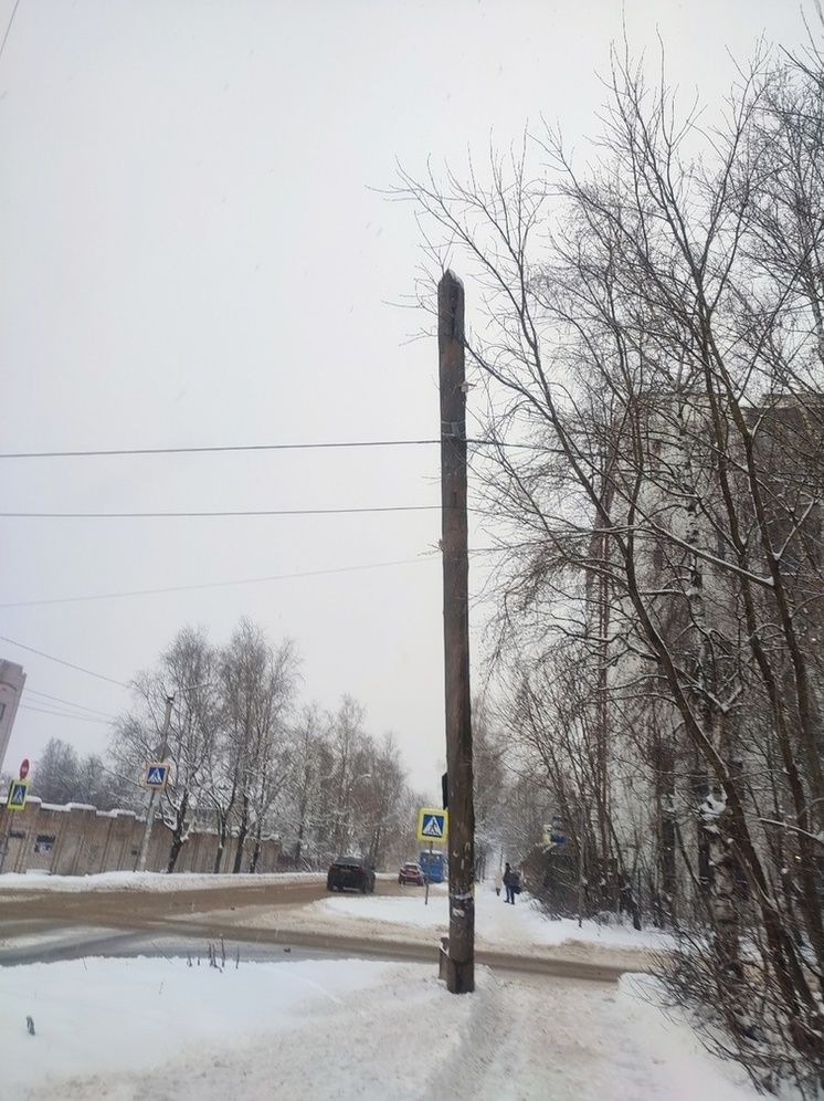 В Тверской области столб полгода висит на проводах у тротуара