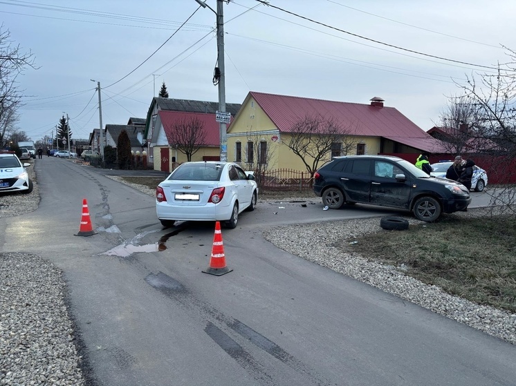 В Орле автоледи на кроссовере нарушила ПДД и попала в аварию