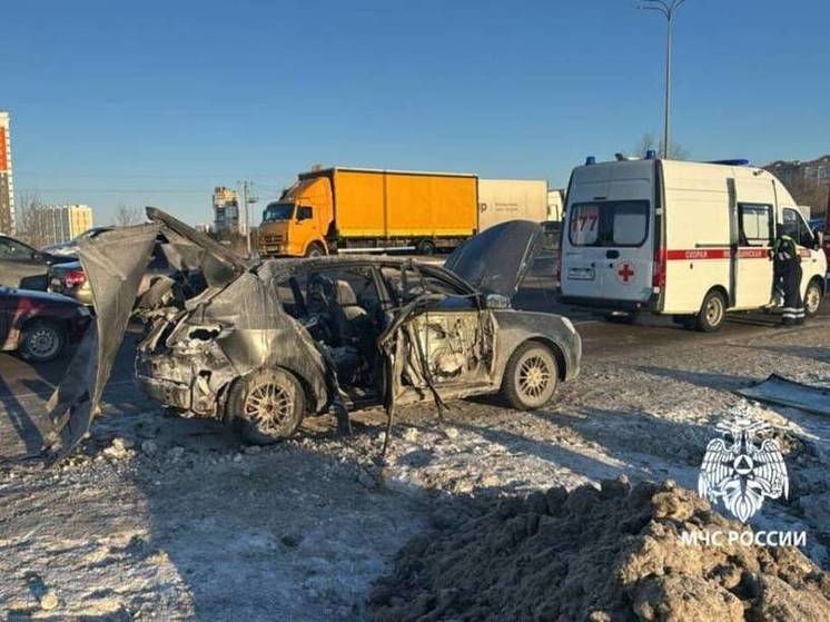 В Татарстане на ходу загорелась иномарка, водитель с ожогами в больнице