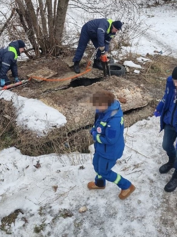 Во Владимире спасатели извлекли маргинала из его "дома" в теплотрассе