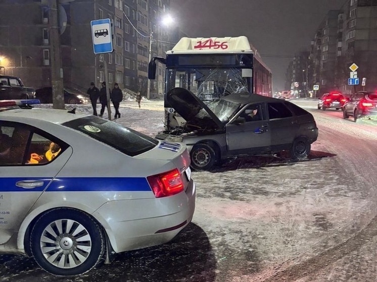 Молодой водитель врезался в автобус в Череповце