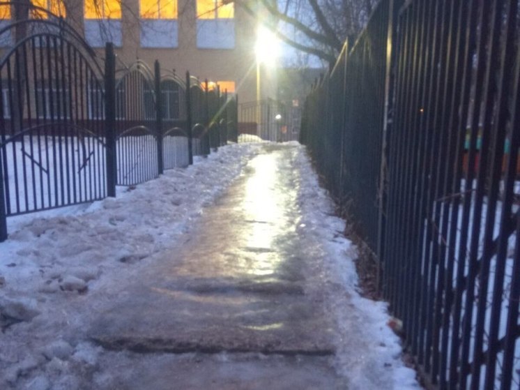 В Сергиевом Посаде дети вынуждены ходить в школу по опасному льду