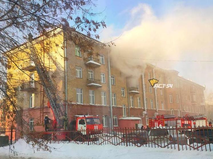 В Новосибирске пожарные ликвидировали возгорание в колледже на улице Геодезической