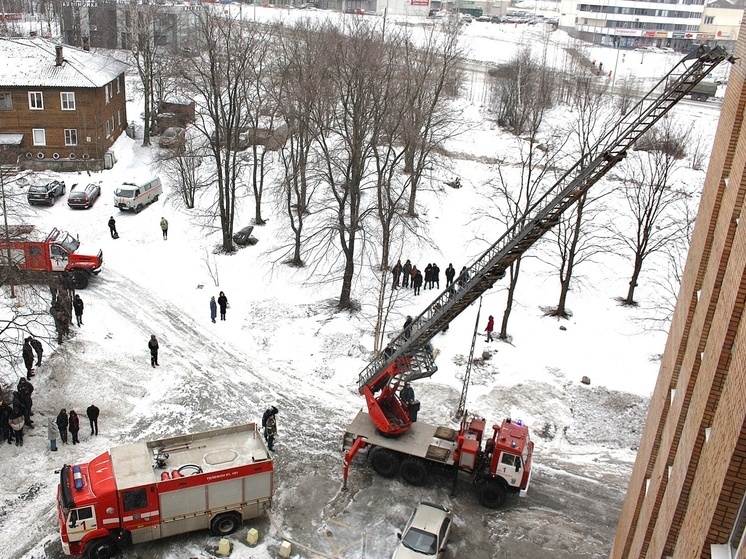 Пожарные эвакуировали студентов из общежития на Промышленной в Петрозаводске