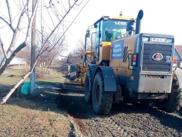 В Токмаке на Запорожье грейдируют проблемные участки дорог