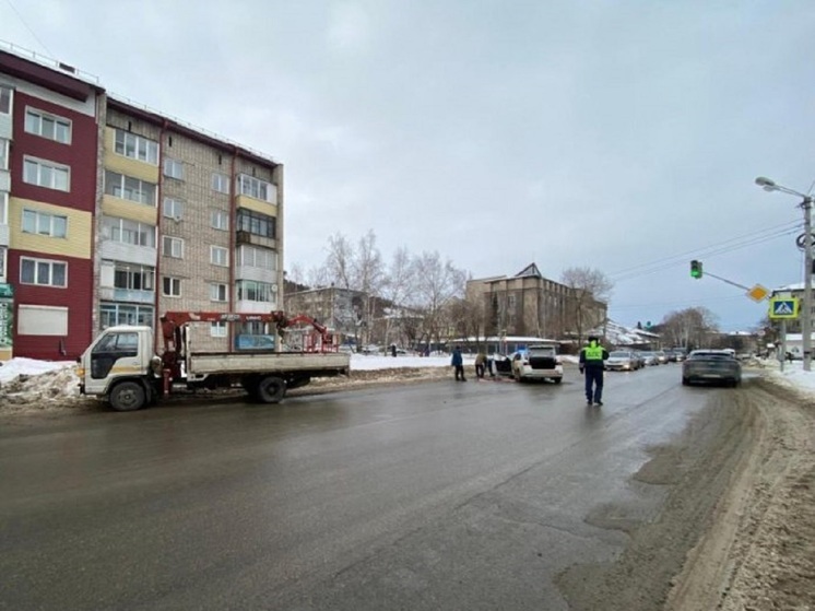 На Алтае водитель легковушки пострадал после столкновения с грузовиком