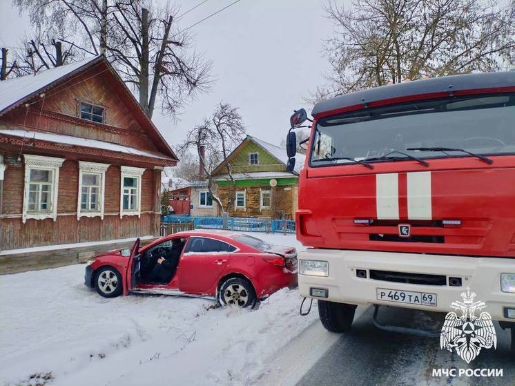 В Твери сотрудники МЧС оказали помощь водителю, который съехал с дороги