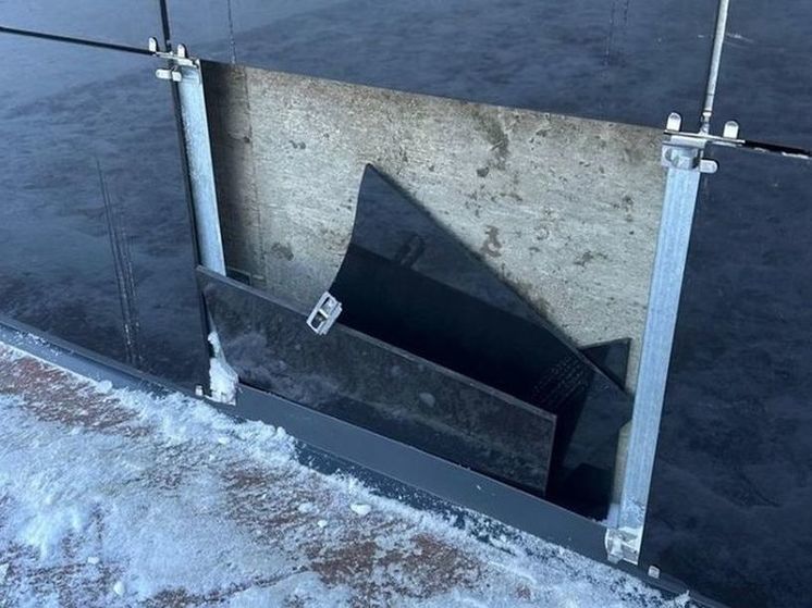 В Зиме дворник повредил Стену Памяти