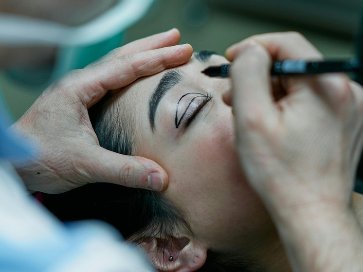 Поклонница певца Шамана сделала операцию, чтобы быть похожей на него