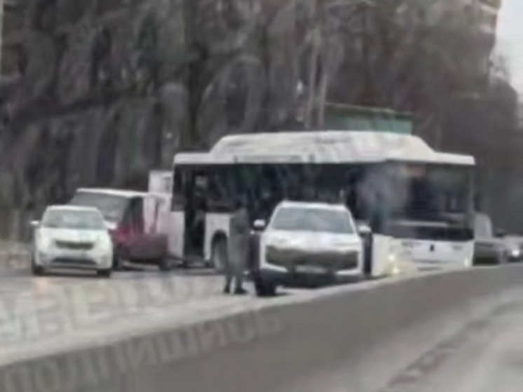 В Ростове-на-Дону на проспекте Стачки дорогу не поделили автобус и джип
