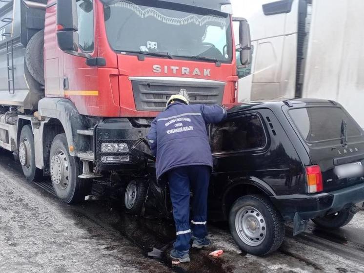 Под Усть-Катавом водителя «Нивы» зажало в кузове машины после жуткого ДТП