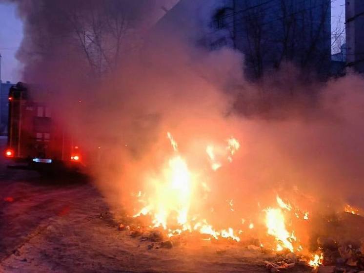 Мусоровоз вспыхнул из-за золы в Северном в Чите